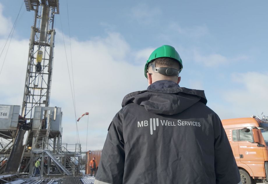 Bergbautechnologe bei der Beobachtung am Bohrgerät