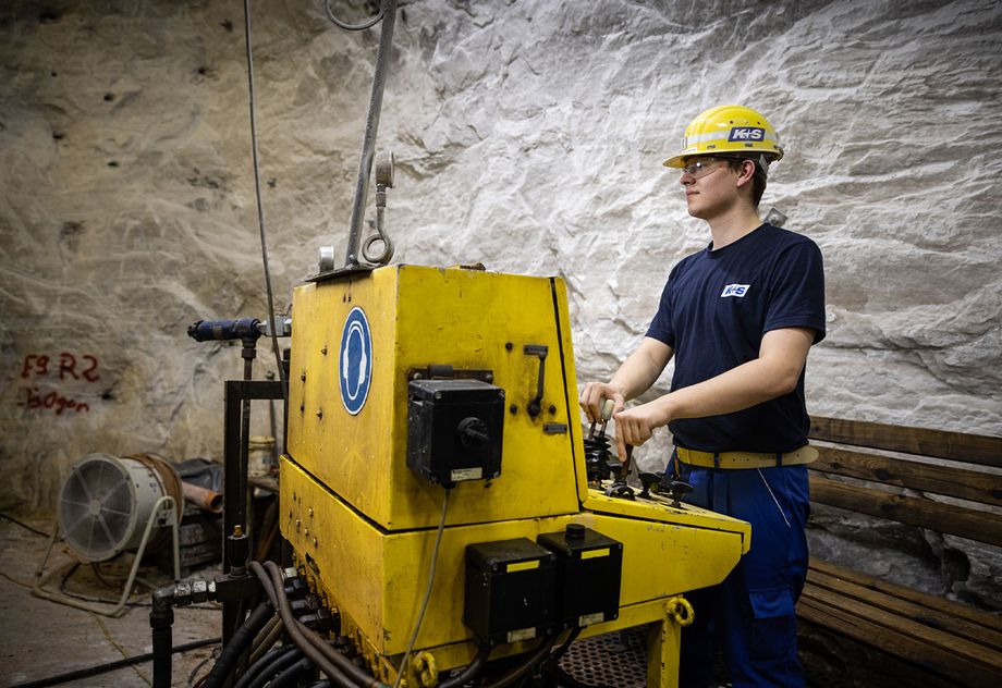 Bergbautechnologe bei der Tiefbohrtechnik-Arbeit am Bohrgerät